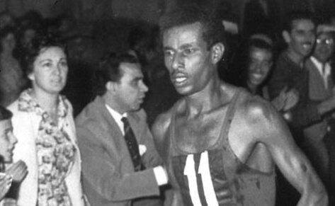 De la bodyguard la campion olimpic: Povestea lui Abebe Bikila după ce a alergat desculț "Abebe Bikila: Povestea incredibilă a bodyguardului devenit campion olimpic alergând desculț"