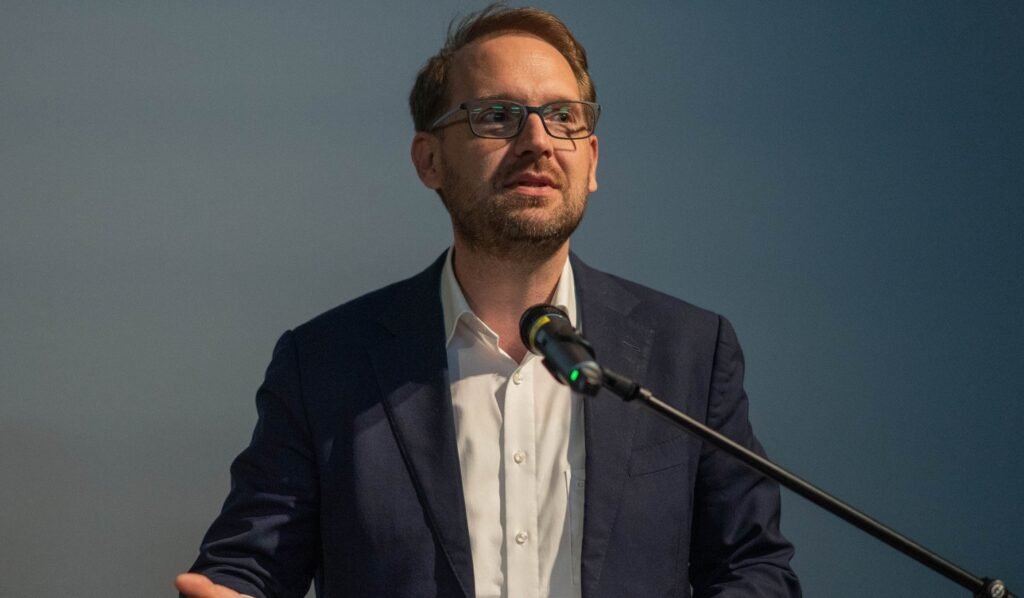 Dominic Fritz, reconfirmat în unanimitate la șefia USR. Comitetul Politic denunță decizia CCR "Dominic Fritz Reconfirmed Unanimously as USR Leader Amidst Political Committee's Condemnation of CCR Decision"