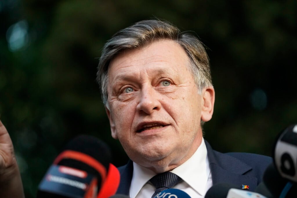 Crin Antonescu îl atacă pe Nicușor Dan în criza politică "Crin Antonescu Critică Dureros Leadership-ul lui Nicușor Dan în Criza Politică Actuală"