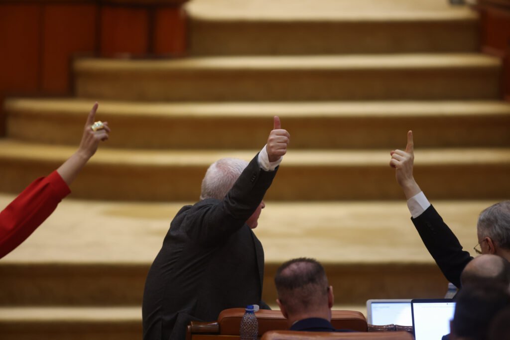 După decizia CCR, un singur partid spune că nu va mai face nimic pentru desecretizarea declarațiilor de avere "Decizia CCR: Partidul X Renunță la Desecretizarea Declarațiilor de Averi"
