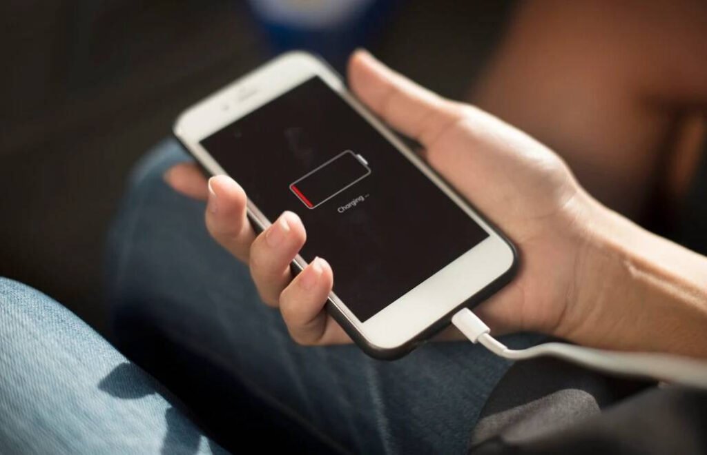 "Top 5 Aplicații Care Îți Consuma Bateria Telefonului Fără Să Știi"