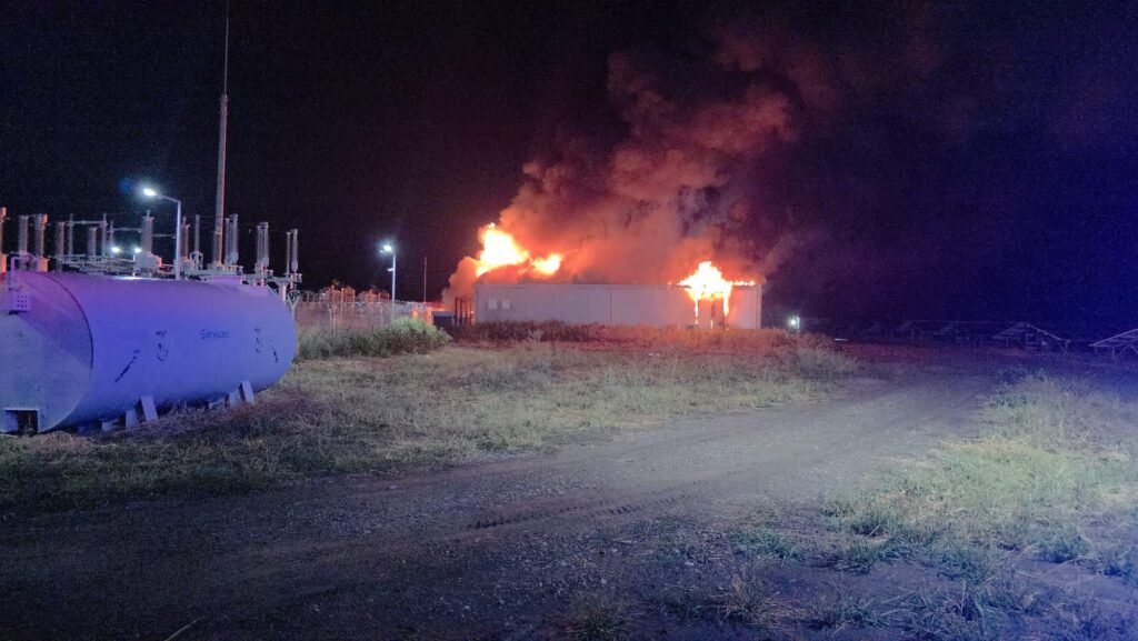 Incendiu De Mare Amplificare La Hala De Stocare A Energiei Electrificate Din Buzău - Intervenție Rapidă A Forțelor De Urgență