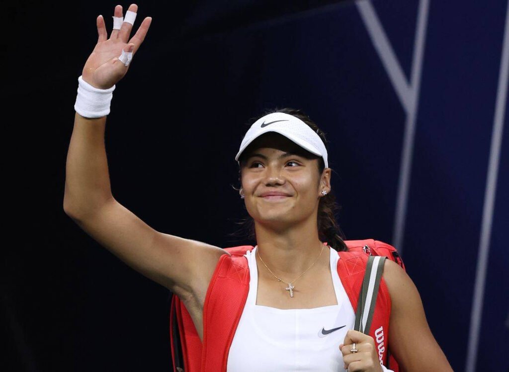 Emma Răducanu s "Emma Răducanu: Rising Star in Women's Tennis"