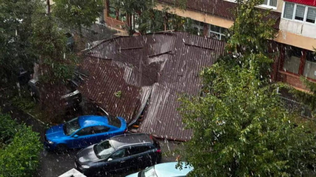 Dezastru în urma unei furtuni de doar 10 minute: acoperișul unui bloc a zburat peste mașini "Dezastru după furtuna de 10 minute: Acoperișul unui bloc smuls și aruncat peste mașini"