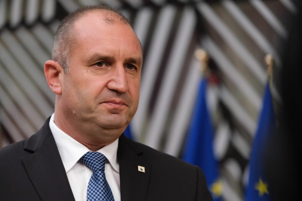 Premierul bulgar îi permite lui Trump să folosească bazele militare din Bulgaria pentru realimentarea avioanelor SUA trimise să atace Iranul "Bulgarian Prime Minister Allows Trump to Use Military Bases for US Aircraft Refueling in Iran Attacks"