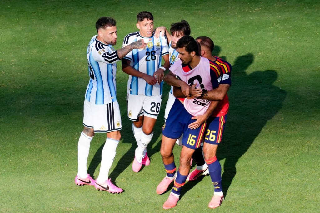 FIFA ia măsuri drastice după scandalul de la finala Cupei Mondiale: Leandro Paredes, suspendat 10 meciuri "FIFA Impune Suspendare de 10 Meciuri pentru Leandro Paredes după Scandalul Finalei Cupei Mondiale"