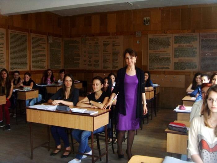 100 de profesori de liceu vor fi instruiți în utilizarea inteligenței artificiale în procesul educațional, cu un specialist de la Harvard printre formatori. "100 de profesori de liceu instruiți în inteligența artificială cu un expert de la Harvard"