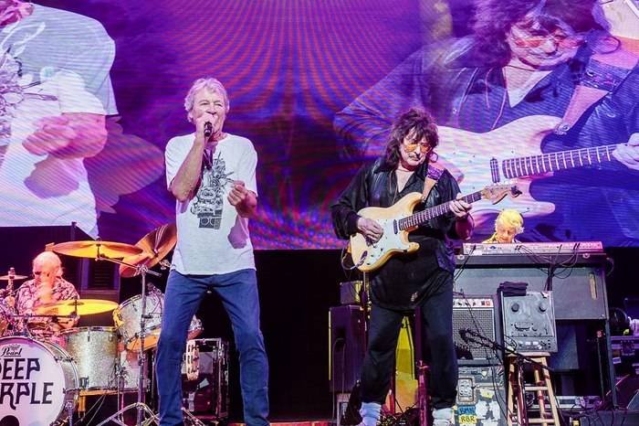 Ritchie Blackmore revine pe scenă alături de Deep Purple după 33 de ani: un moment legendar pentru fani pe „Smoke on the Water” Ritchie Blackmore Revine pe Scenă cu Deep Purple după 33 de Ani pentru un Moment Legendat pe "Smoke on the Water"