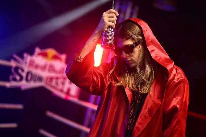Oscar: Călătoria unui artist în perpetuă evoluție "Oscar: Călătoria Continuu a unui Artist în Evoluție"