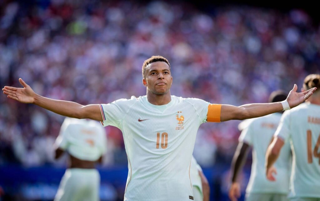 Vestea surpriză a lui Mbappe pentru francezi după victoria cu Maroc și calificarea în semifinale la CM 2026 "Mbappe Anunță O Veste Surpriză pentru Francezi După Victoria cu Maroc și Calificarea în Semifinale la CM 2026"
