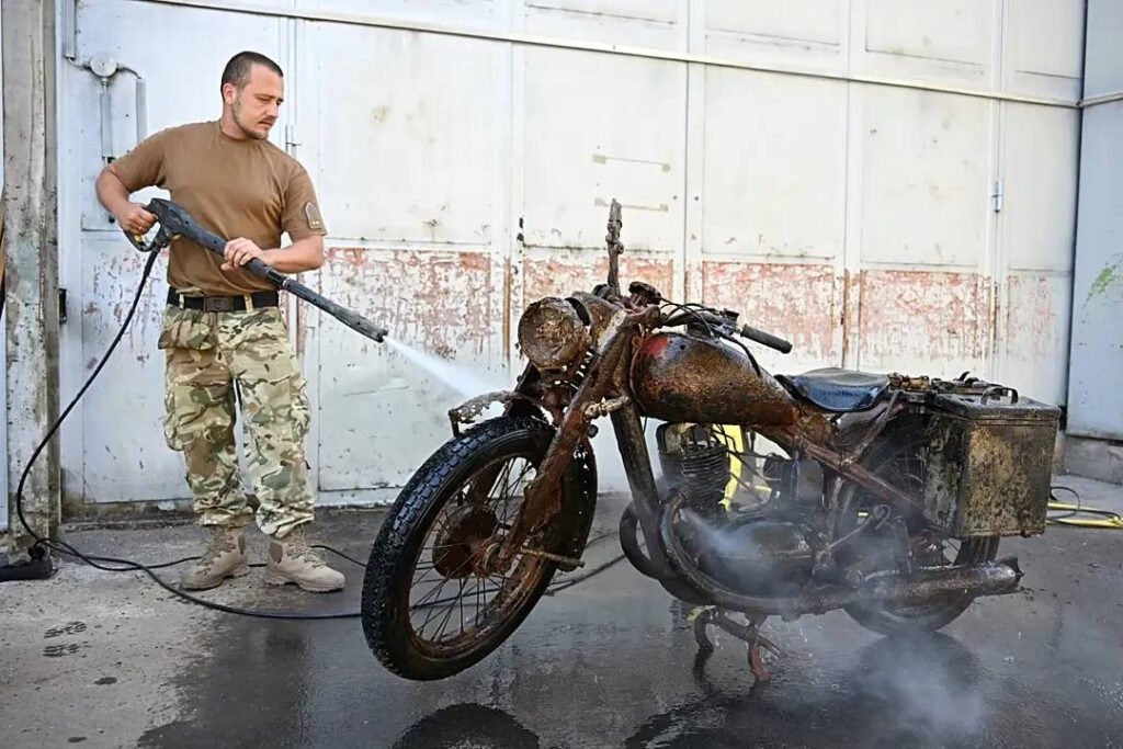 "O motocicletă din al Doilea Război Mondial recuperată din Dunăre în stare impecabilă"