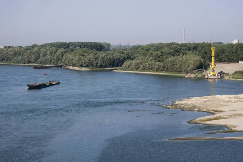 Dunărea a ajuns la "Dunărea a Ajuns la O Nouă Albie: Impactul Schimbărilor Ecologice"