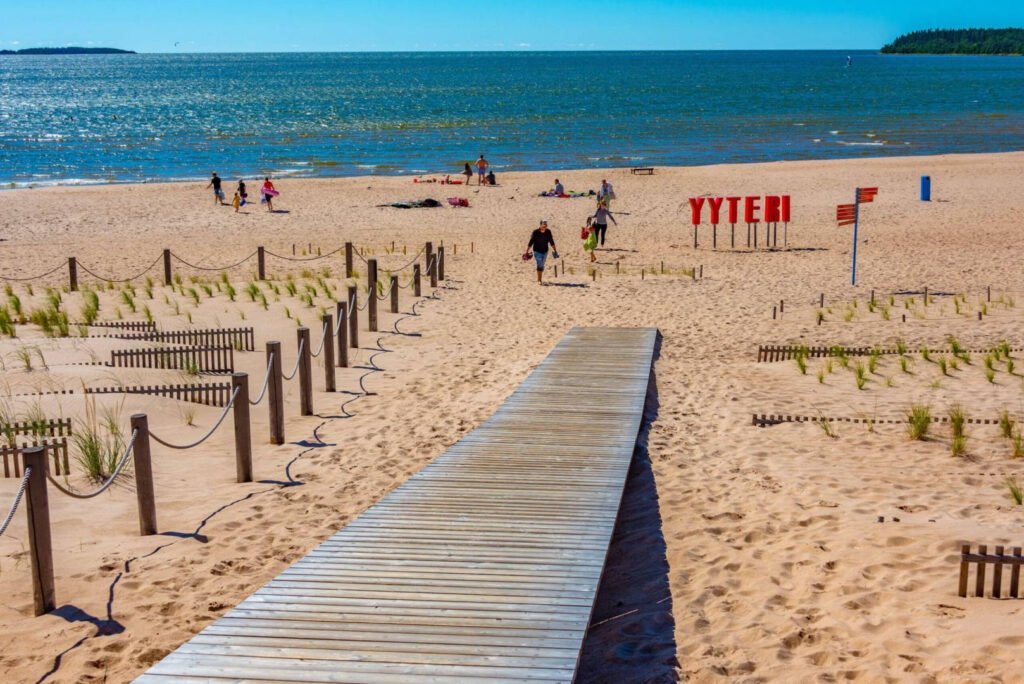Destinații de Coastă din Europa pentru Vacanțe de Vară cu Climă Plăcută, Recomandate de Turiști