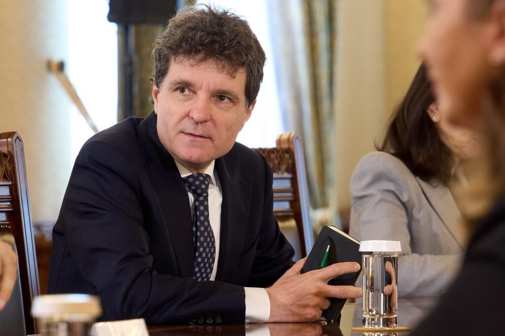 "Nicușor Dan Contestă Legea ANI la Curtea Constituțională: Implicații și Perspective"