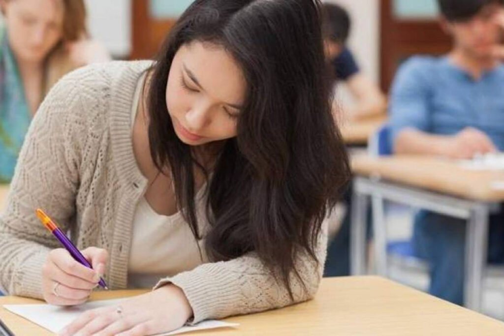 BAC 2026 Toamnă: Peste 33.000 de Candiați Înscriși pentru Examen