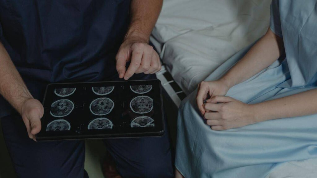 AVC: Semnele de alarmă pe care trebuie să le recunoști rapid. Dr. Mihail Pautov explică importanța fiecărui minut. Semnele de alarmă AVC: Importanța recunoașterii rapide explicată de Dr. Mihail Pautov