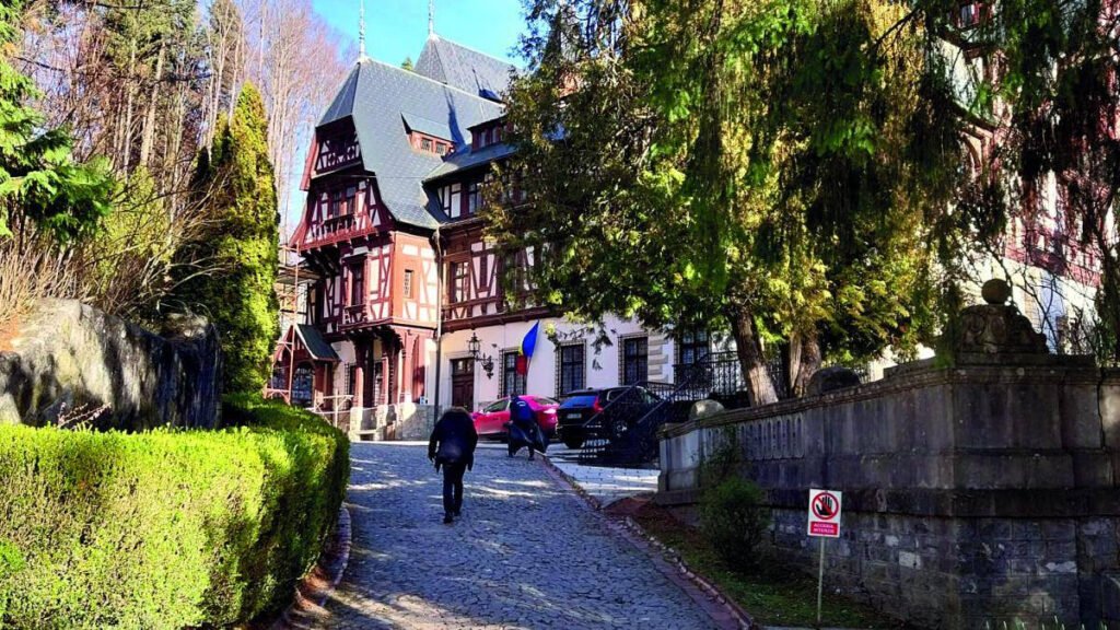 Perla Carpaților: Sinaia, un model internațional de turism montan pe tot parcursul anului Perla Carpaților: Descoperă Sinaia, Destinația Ideală de Turism Montan pe Tot Parcursul Anului