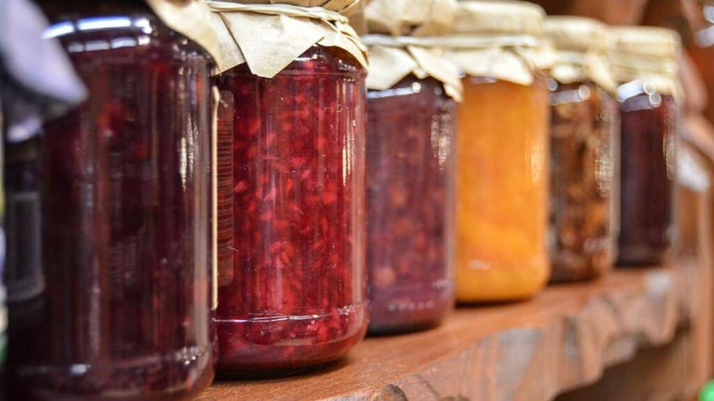 Cum să sterilizezi borcanele pentru conserve: Cuptor vs. apă clocotită - Ghid complet