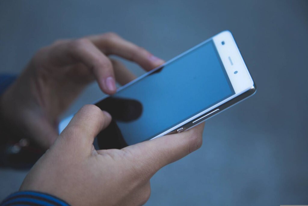 Ecranul telefonului poate genera energie pentru încărcarea bateriei. O nouă tehnologie convertește lumina în electricitate. "Tehnologia Revoluționară: Ecranul Telefonului Care Transformă Lumina în Electricitate pentru Încărcarea Bateriei"