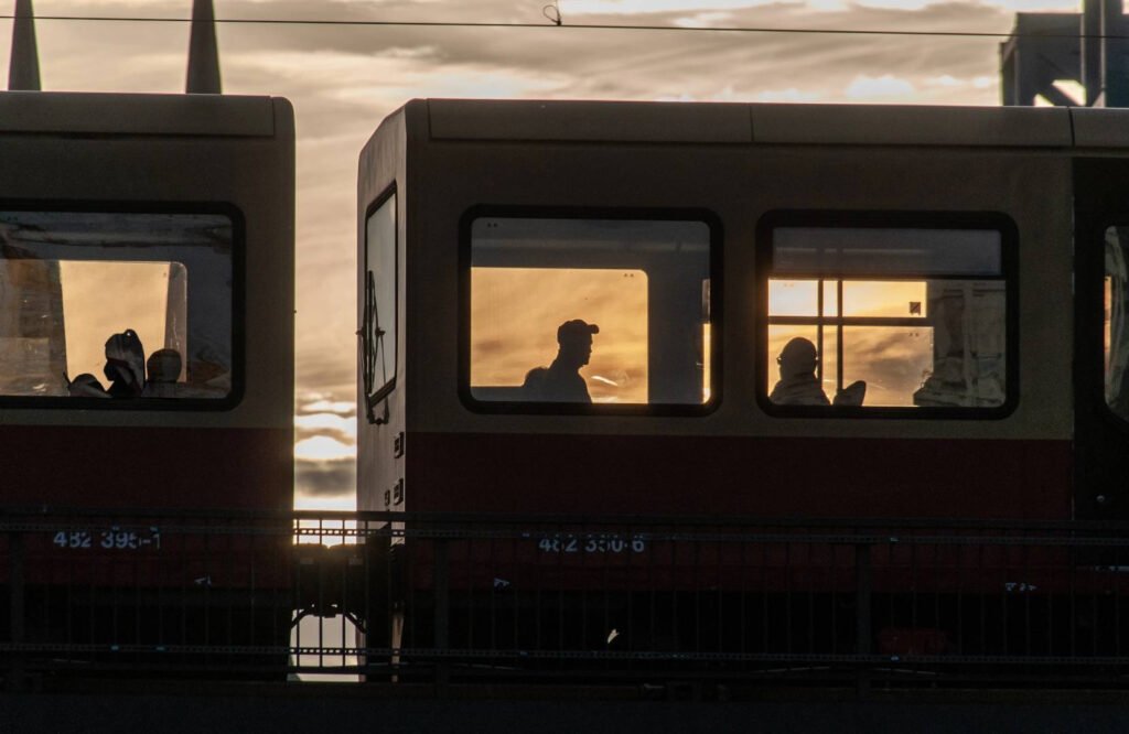 Mecanicul concediat după 15 ani la căile ferate, prins citind în timpul condusului trenului "Mecanicul concediat după 15 ani la căile ferate pentru citit în timpul condusului trenului"