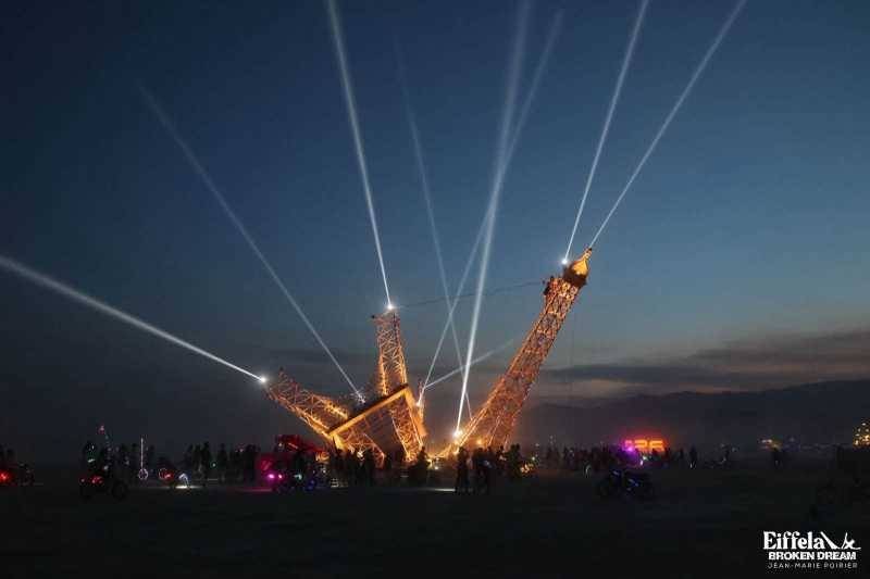 Turnul Eiffel ”distrus”, sculptură la Burning Man, scoasă la licitație în Paris (FOTO "Eiffel Tower Sculpture 'Destroyed' at Burning Man Auctioned in Paris (PHOTOS)"