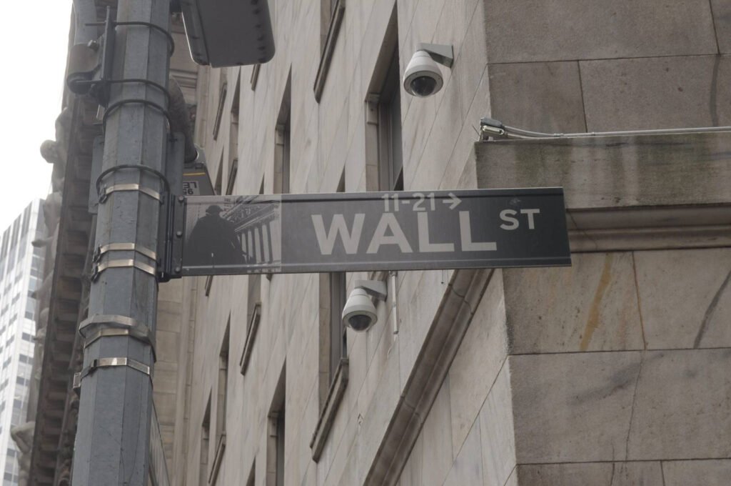 "Wall Street încheie pe minus din cauza scumpirii petrolului și a randamentelor de 5% la titlurile de stat"
