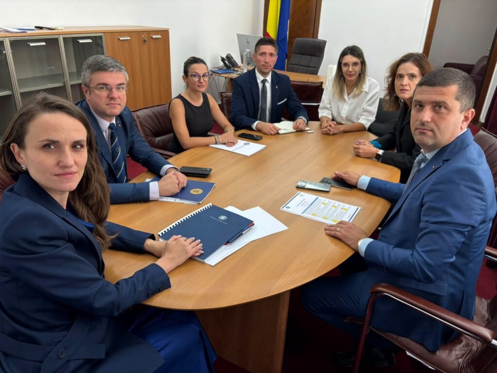 Miniștrii USR anunță că nu demisionează: Ghinion, suntem și astăzi la muncă Miniștrii USR Confirmă: Nu Demisionează și Continuă Activitatea în Guvern