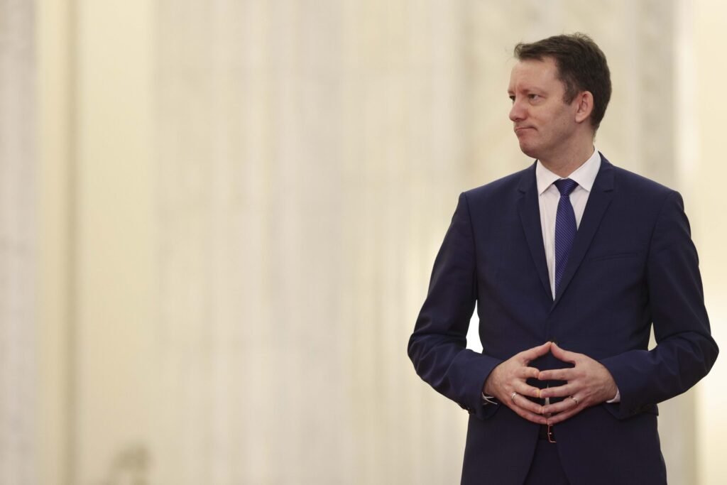 Audierile miniștrilor propuși s-au &icirc;ncheiat la egalitate: 8 avize pozitive, 8 negative. Miercuri, testul decisiv pentru Guvernul Mureșan
