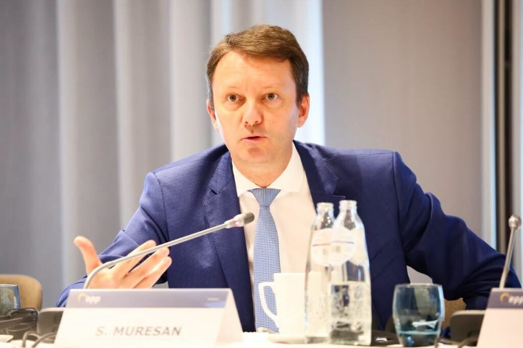 "Nicuşor Dan Semnează Decretul pentru Siegfried Mureşan: Premierul Are 10 Zile să Obţină 233 de Voturi"