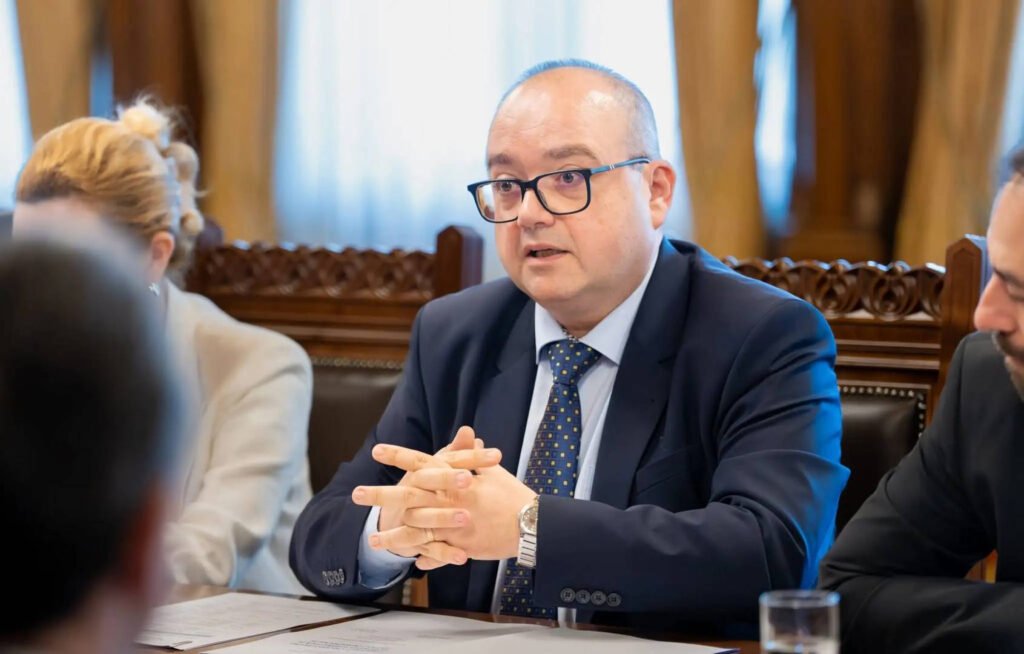 Valentin Naumescu: Avertisment despre Nostalgia Comunismului "Valentin Naumescu: Avertismentul Nostalgiei Comunismului în Societatea Modernă"
