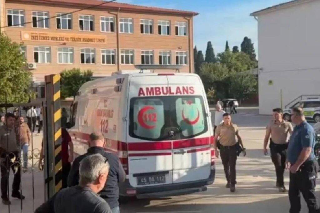 Atac armat în fața unui liceu din Turcia: mai mulți elevi răniți, suspect prins. Atac armat în fața unui liceu din Turcia: elevi răniți și suspect prins.