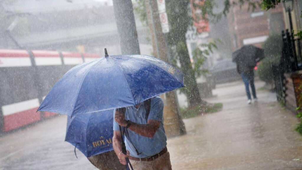 "Avertizare Meteo: Ploi Torențiale, Vijelii și Grindină - Lista Localităților Afectate"