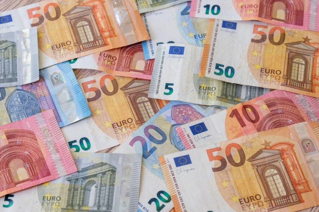 BCE cere ajutorul europenilor pentru noile bancnote euro: Callas, Beethoven și Cervantes, printre propuneri "BCE Solicită Ajutorul Europenilor pentru Noile Bancnote Euro: Callas, Beethoven și Cervantes în Topul Propunerilor"