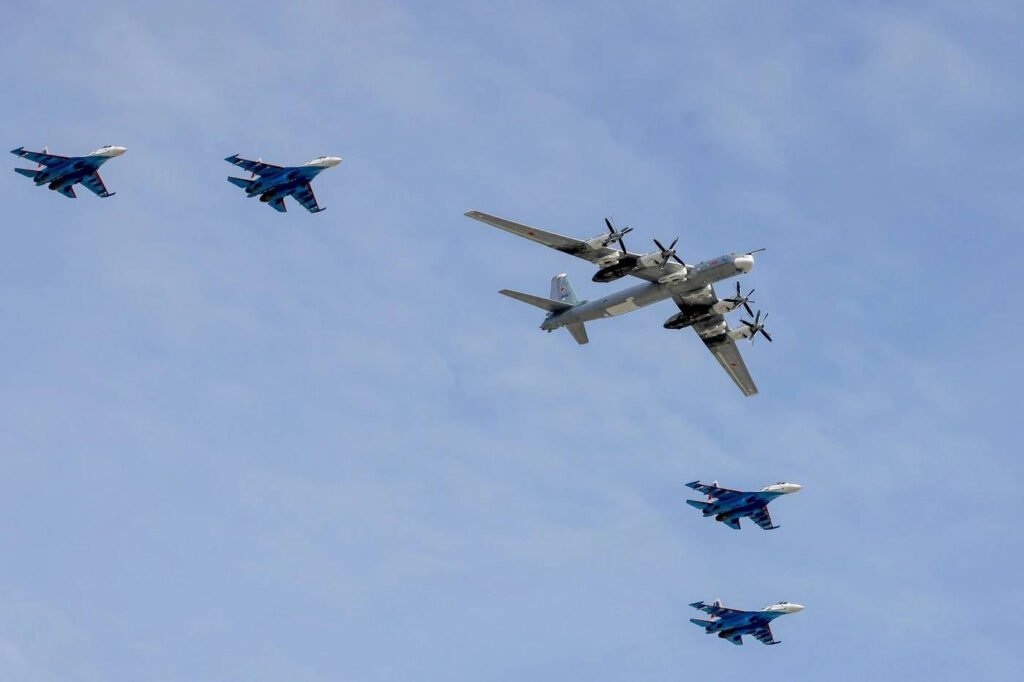 Două bombardiere rusești înarmate cu rachete au fost observate în largul coastelor unui stat NATO "Două bombardiere rusești cu rachete observate în apropierea coastelor NATO"