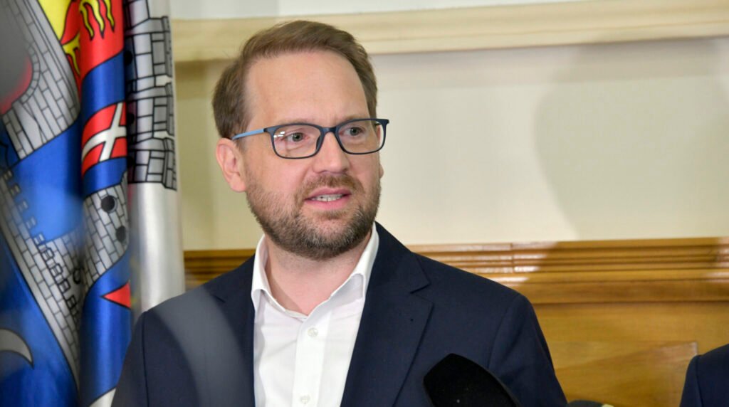 Dominic Fritz sfidează jurnaliștii din Parlament în legătură cu premierul desemnat, Siegfried Mureșan "Dominic Fritz Challenging Journalists in Parliament Over Newly Nominated Premier Siegfried Mureșan"
