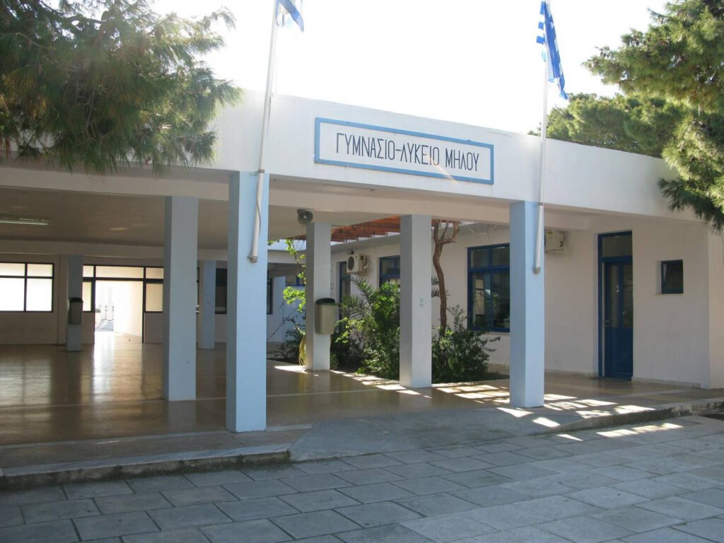 Școlile din Grecia încep noul an educațional cu un deficit major de personal: peste 10.000 de posturi didactice vacante, spun sindicatele. "Noul an educațional în Grecia: Sindicatele anunță un deficit major de peste 10.000 de posturi didactice vacante"