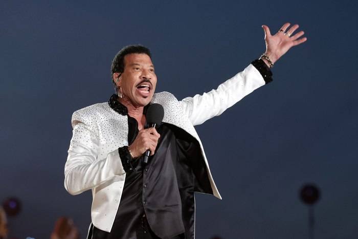 Lionel Richie, internat în terapie intensivă după concertul său, a solicitat un scaun în timpul show Lionel Richie Cere Scaun în Timpul Concertului După Internarea în Terapie Intensivă