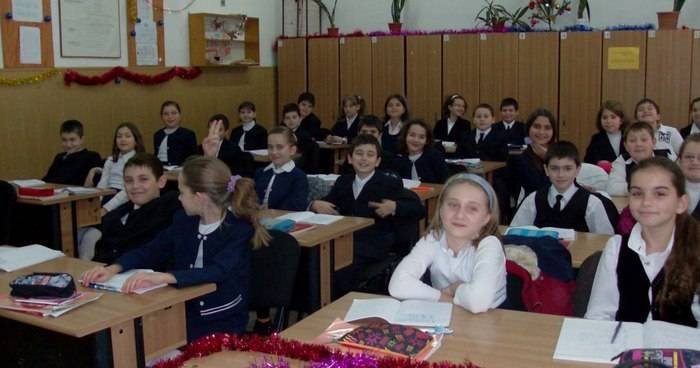 Începutul școlii: elevii confuzi, profesori lipsiți de resurse "Începutul școlii: Provocările elevilor confuzi și lipsa resurselor pentru profesori"
