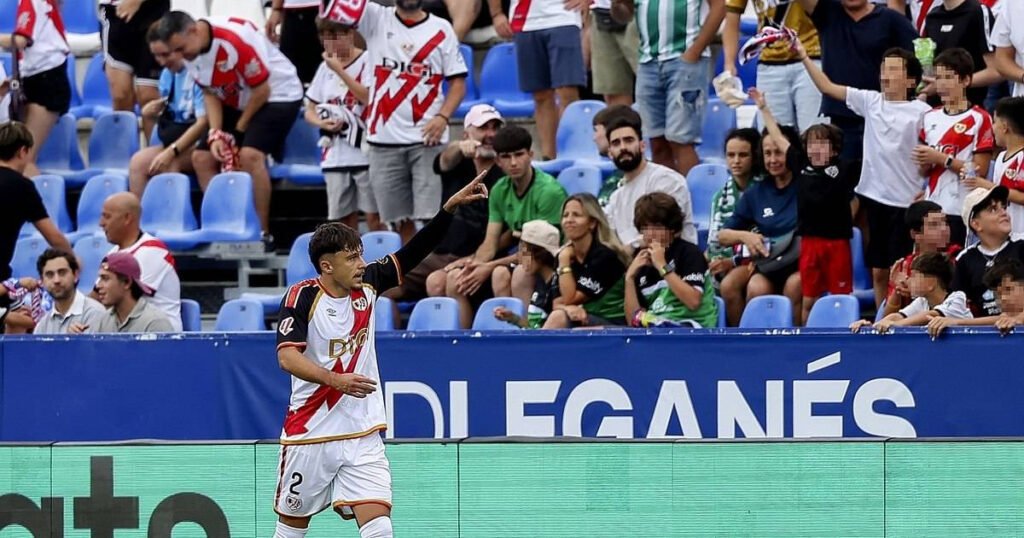 "Rayo Vallecano Subdued by Real Madrid: Andrei Rațiu's Integral Performance Highlights the Match"