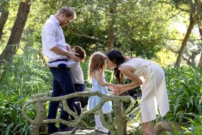 Meghan Markle și Prințul Harry: Primele fotografii din noua lor viață în Marea Britanie "Meghan Markle și Prințul Harry: Primele Fotografii din Noua Lor Viață în Marea Britanie"