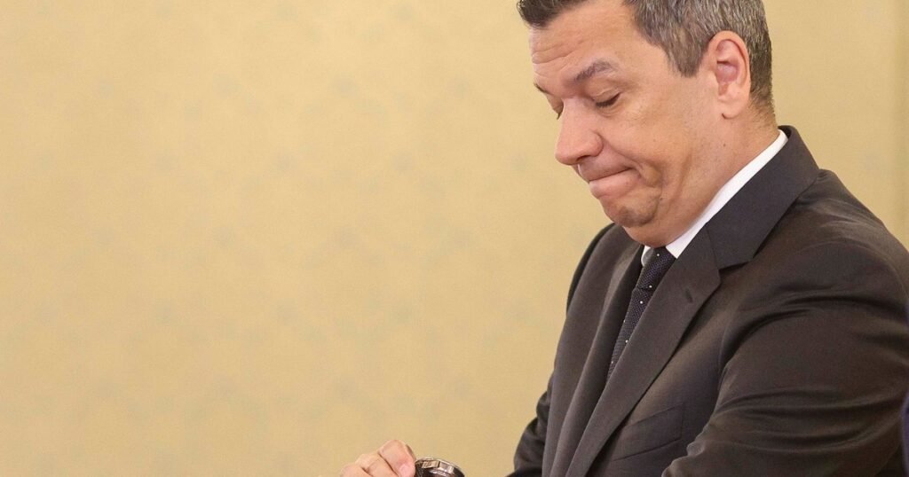 Grindeanu afirmă că Mureșan nu dorește să devină premier și cere retragerea mandatului; liderul PSD speră să fie desemnat prim "Grindeanu: Mureșan Refuză Funcția de Premier, Cerând Retragerea Mandatului; Liderul PSD Aspiră la Prim-Ministeriat"