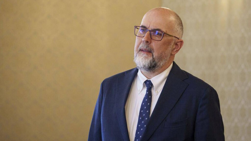 Kelemen Hunor avertizează înaintea votului de învestire: „Fără Guvern vom fi sancționați cu toții” Kelemen Hunor avertizează înaintea votului de învestire: „Fără Guvern vom fi sancționați cu toții”