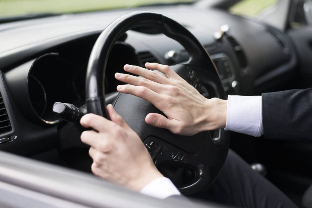 10 obiceiuri riscante la volan: Aparente inofensive, dar pot duce la accidente "10 Obiceiuri Riscante la Volan care Pot Causa Accidente: Află Care Sunt!"