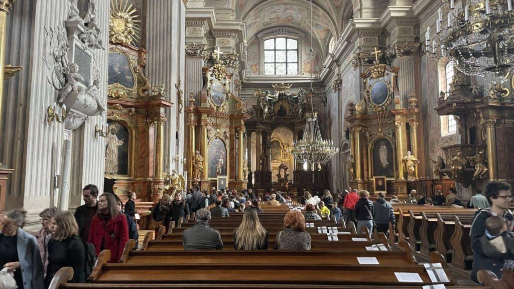 Polonia se confruntă cu lipsa preoților. Biserica îi caută în Africa și Asia "Polonia caută preoți din Africa și Asia pentru a soluționa criza spirituală"
