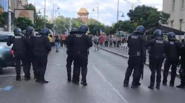 Protest împotriva violenței în Piața Victoriei. Jandarmeria anunță măsurile de siguranță Protest pașnic împotriva violenței în Piața Victoriei: Măsuri de siguranță anunțate de Jandarmerie