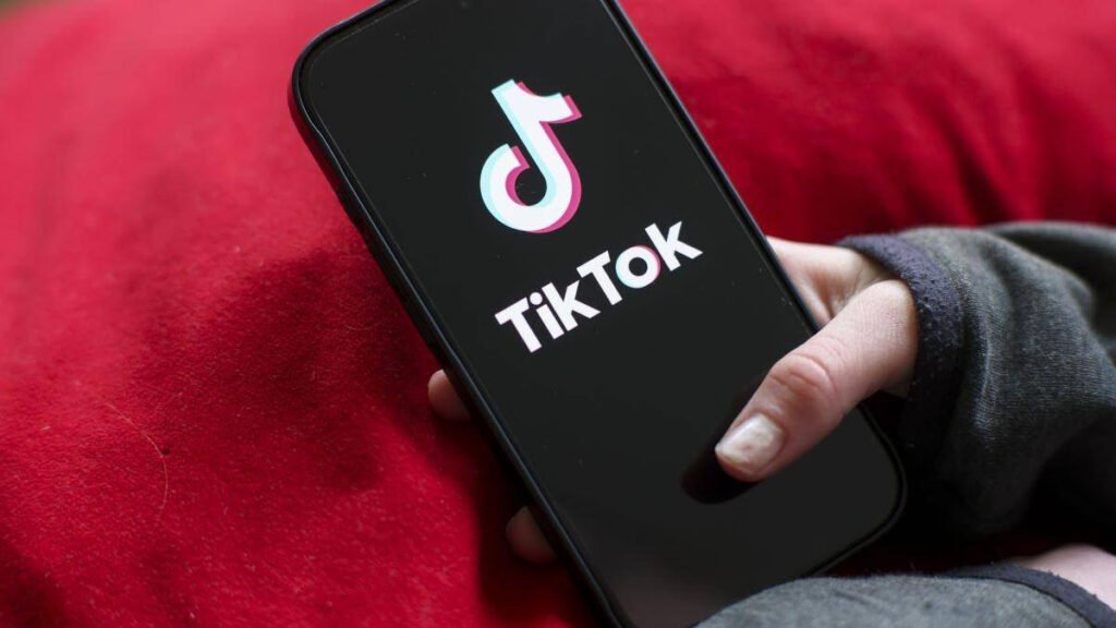 Provocarea mortală de pe TikTok a ajuns în școlile din România. Îi lasă pe elevi inconștienți Provocarea mortală de pe TikTok a ajuns în școlile din România. Îi lasă pe elevi inconștienți