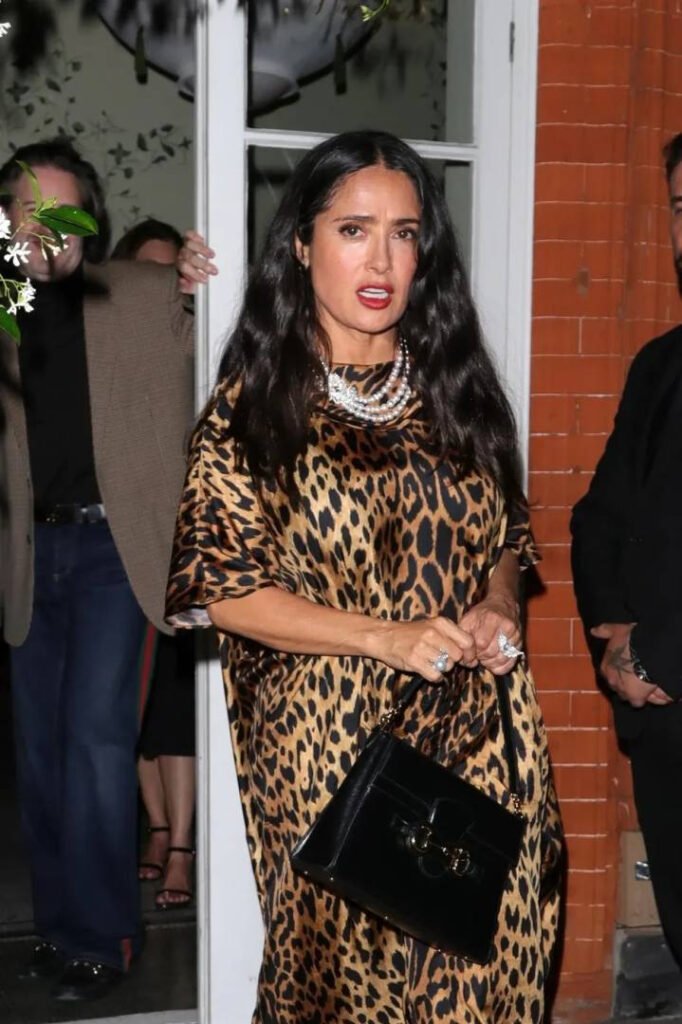 "Salma Hayek la 60 de ani: Secretul Frumuseții și Tinereții Ei Impresionante"
