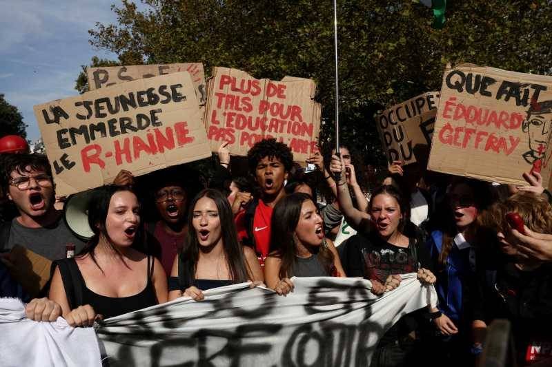 VIDEO Franța: Şeful poliţiei din Paris afirmă că mişcarea de protest a elevilor a scăpat de sub control şi îndeamnă la calm "Protestele Elevilor din Franța: Şeful Poliţiei din Paris Apelează la Calm"