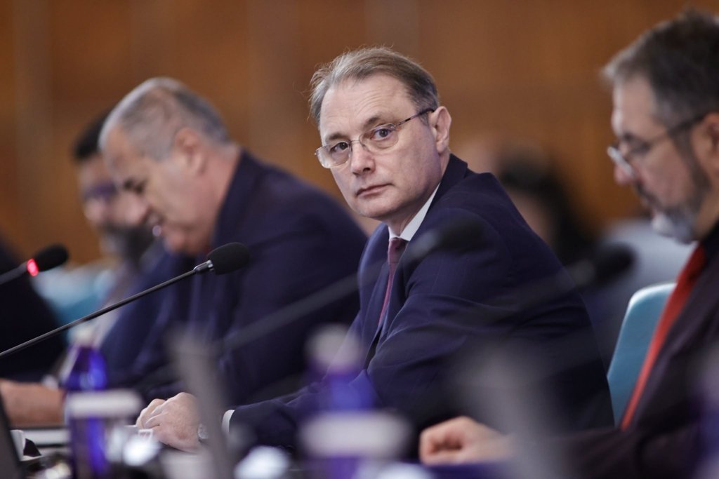 Guvernul Niculescu dă verde proiectului oprit de Bolojan: recepție cu masă de protocol pentru 1.000 de persoane în Qatar "Guvernul Niculescu Relansează Proiectul Oprit de Bolojan: Recepție cu Masă de Protocol pentru 1.000 de Persoane în Qatar"