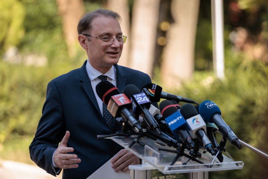 Guvernul Niculescu se prezintă în Parlament și are toate șansele să fie învestit. Toți miniștrii audiați au primit avize favorabile în comisii. Guvernul Niculescu se pregătește pentru învestire în Parlament, miniștrii audiați primesc avize favorabile